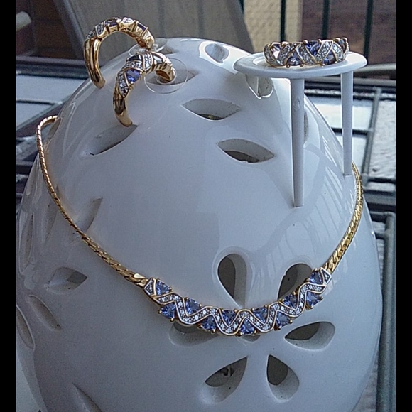 Necklace, earrings and ring set. - Picture 1 of 1